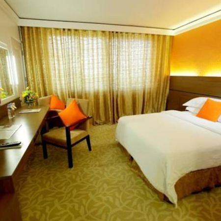 The Royal Mandaya Hotel Davao City Esterno foto