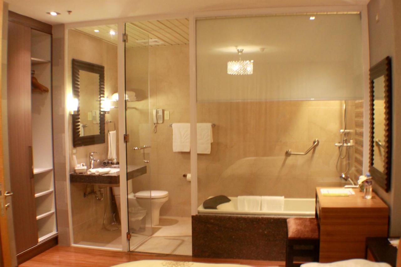The Royal Mandaya Hotel Davao City Esterno foto