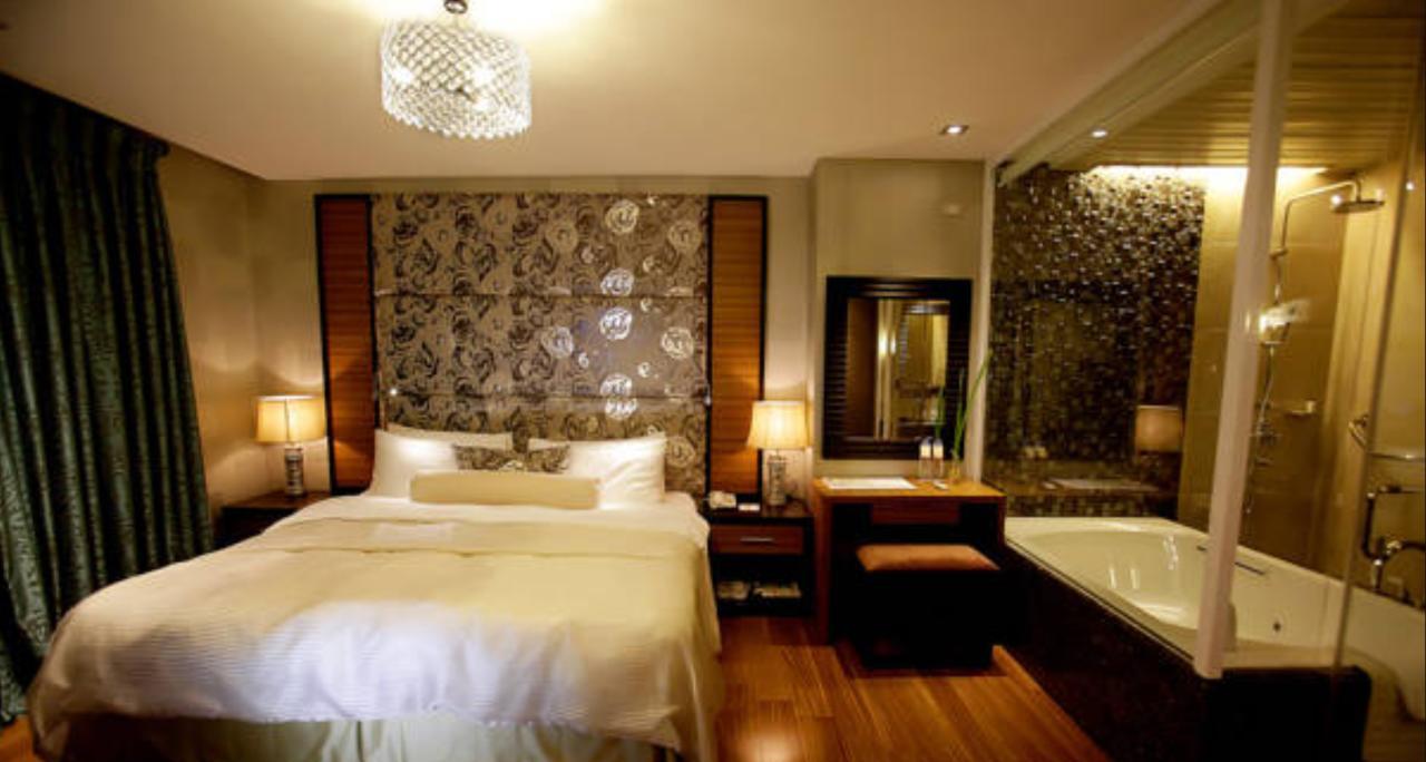 The Royal Mandaya Hotel Davao City Esterno foto