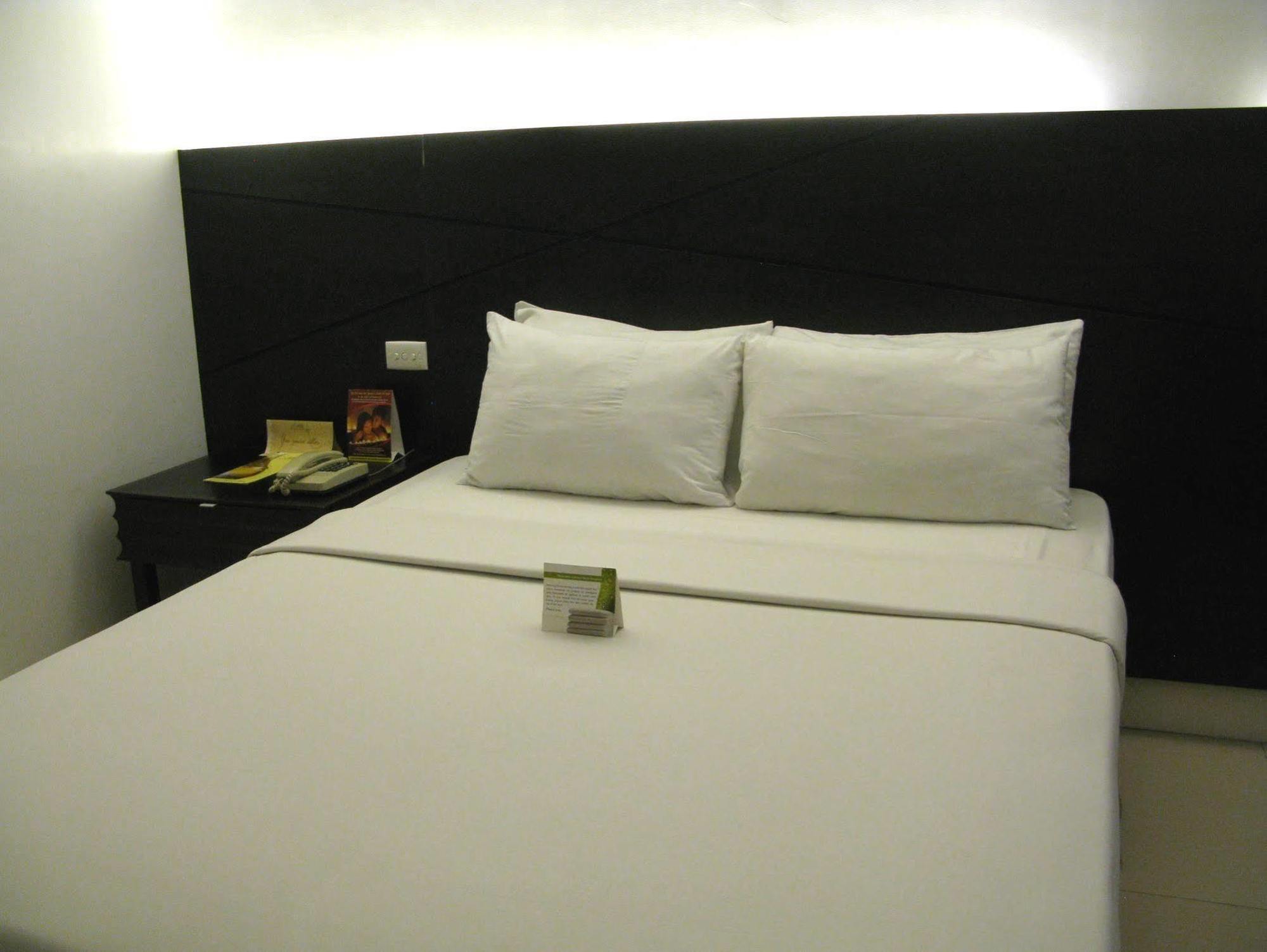 The Royal Mandaya Hotel Davao City Esterno foto