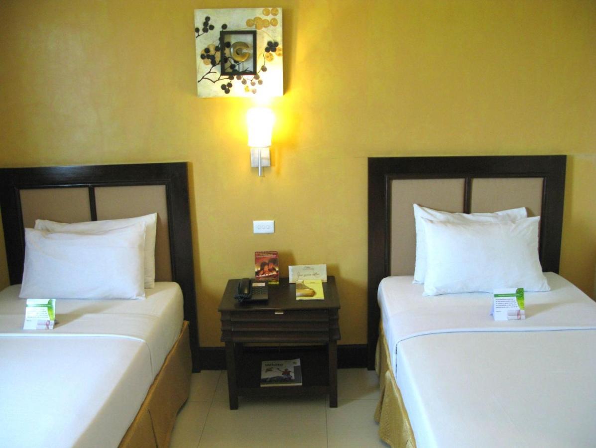 The Royal Mandaya Hotel Davao City Esterno foto