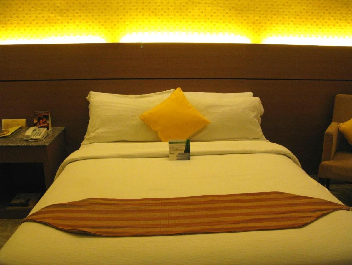 The Royal Mandaya Hotel Davao City Esterno foto