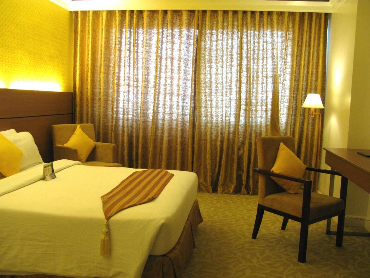 The Royal Mandaya Hotel Davao City Esterno foto